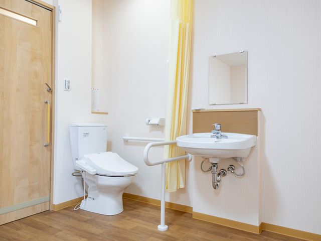 清潔感のあるトイレ トイレ 快適さを考えた清潔なトイレです。手すり付きで安心して利用できます。