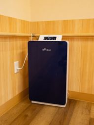 空気清浄機と手すりのある一角
