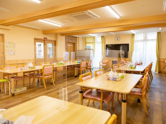 広々とした食堂 食堂 明るい空間で、自然光が差し込む広々とした食堂です。ゆったりとした時間を過ごせます。
