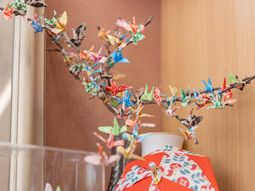 折り紙の装飾が並ぶテーブル