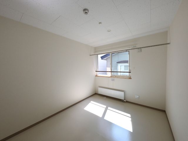 日差しが入る空の居室 居室 日当たりがよく、明るい雰囲気の居室です。ゆったりとした空間で、新しい生活を始められる方をお待ちしています。