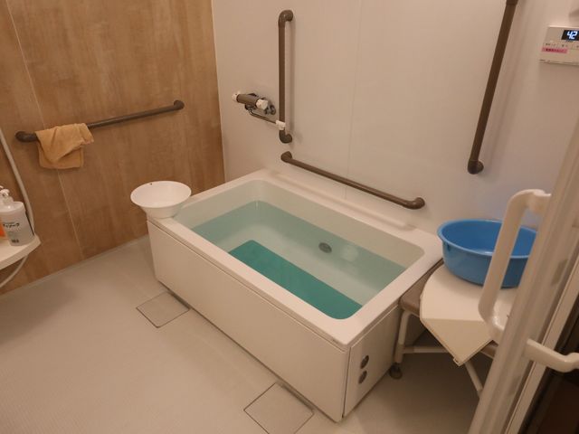 バリアフリーの清潔な浴室 浴室 手すりや座面を完備した、安心して利用できる浴室です。衛生面もしっかり配慮されており、快適性が考慮されています。