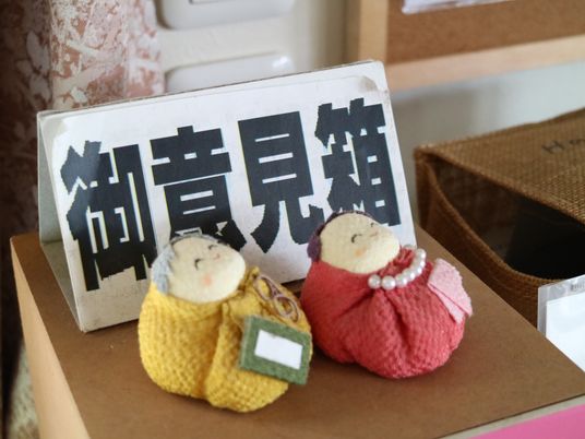 和風人形と掲示物