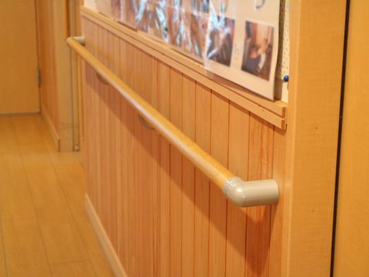 手すり付きの温かみの廊下