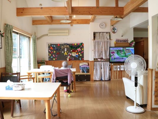木目調の明るい空間