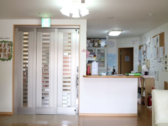 明るい受付と情報掲示