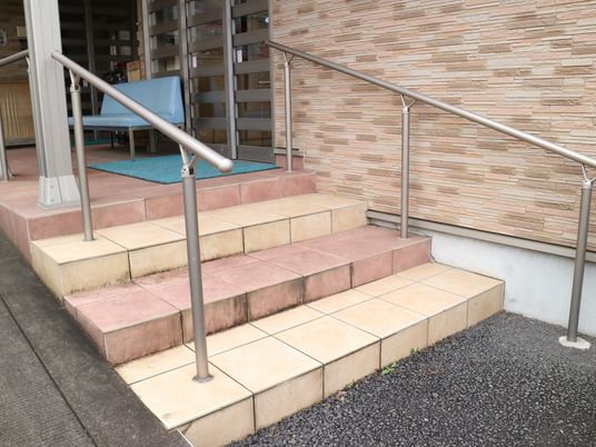 手すり付きの階段