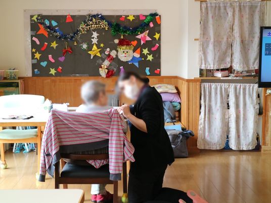 クリスマスデコレーションのある部屋