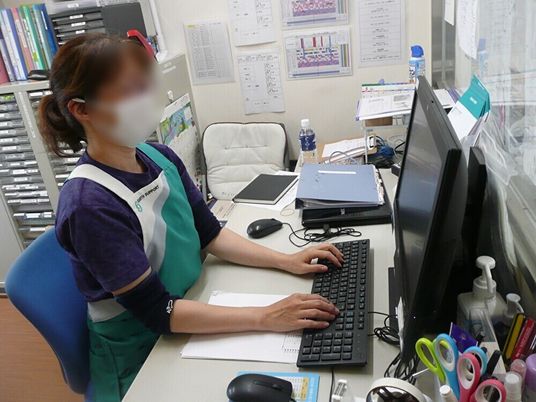 スタッフがデスクで作業