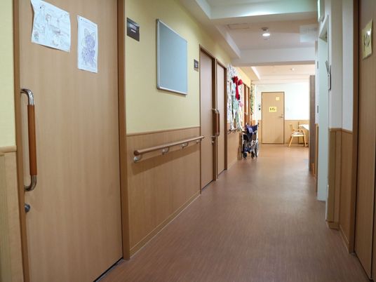 廊下にある掲示物と車椅子