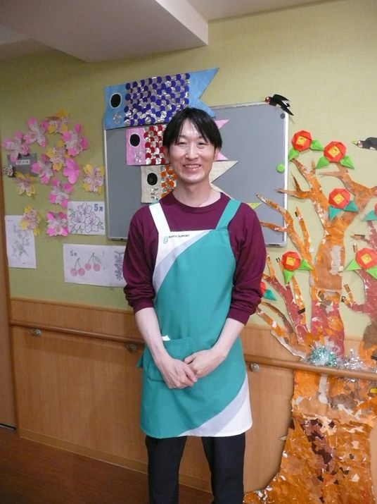 壁の装飾前のスタッフ