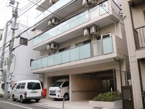 モダンな建物のエントランス