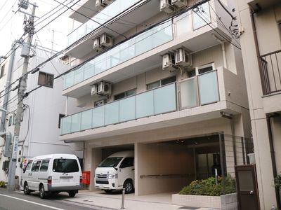 モダンな建物のエントランス
