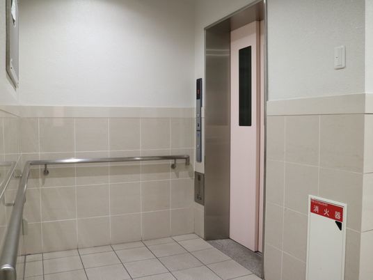 バリアフリーのエレベーター前