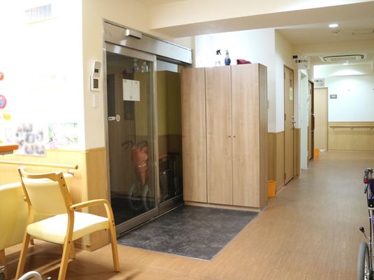 廊下と部屋の自動扉