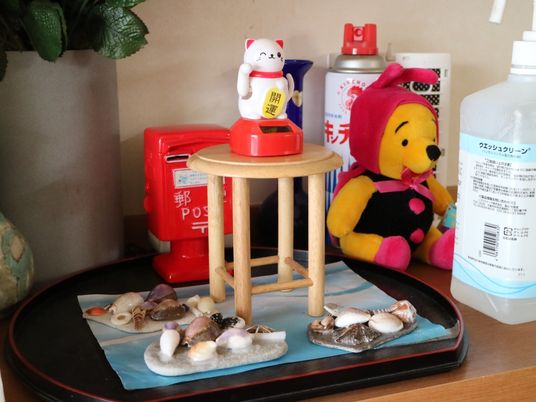 飾り付けられた棚の一部