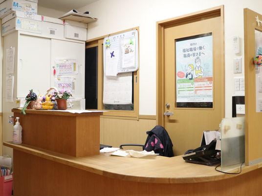 受付のカウンターと掲示物