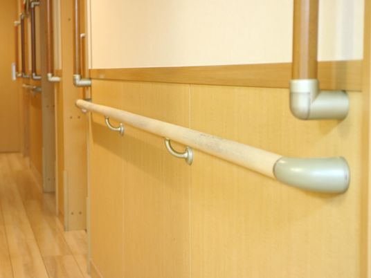 廊下の手すり付き壁面