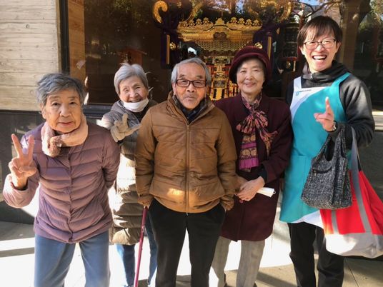 笑顔の人々の様子