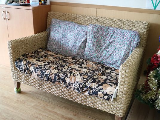 籐製ソファのある休憩スペース