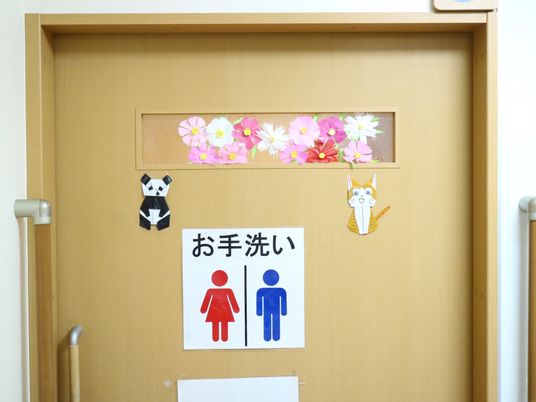 装飾付き木目調の扉