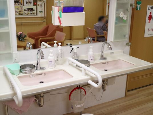 手すり付き洗面台