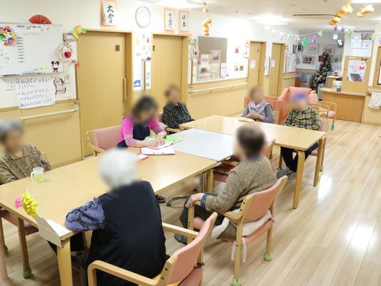 活動する利用者の食堂