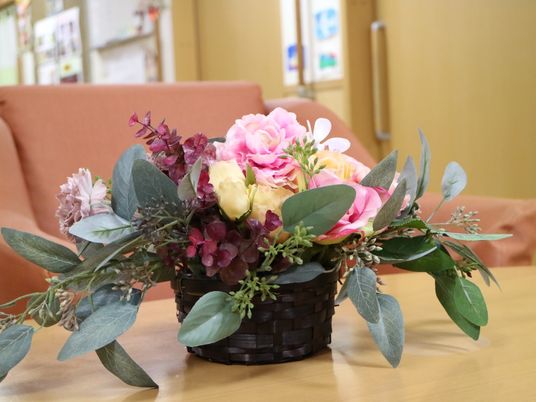 色とりどりの花と共有スペース