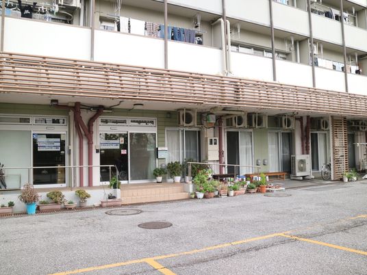 入口付近の明るい外観