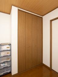 木製の大きなクローゼット