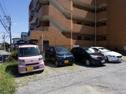 たたずむ建物と駐車場
