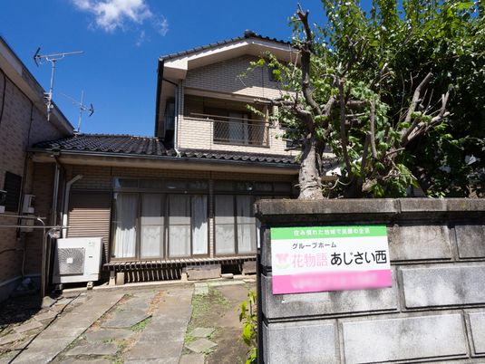 日差しの中の建物外観