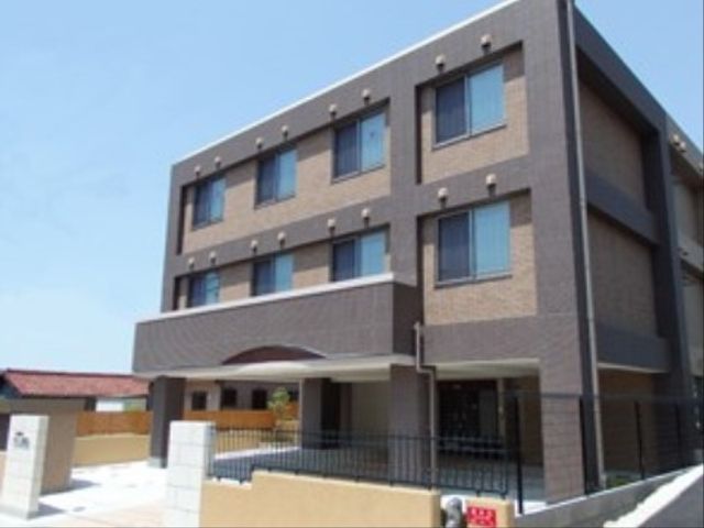 明るい外観の建物 外観 落ち着いた色合いの建物外観です。広々とした入口が迎える明るい職場を予感させます。