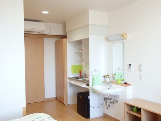 明るい居室の一角 居室環境 清潔感のある居室には、必要な家具が整い、日々の生活が快適に過ごせる配慮がされています。