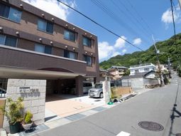 明るく清潔な外観の建物