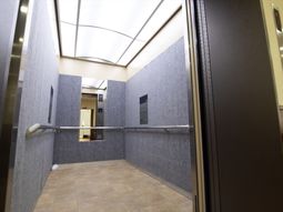 清潔なエレベーター内部