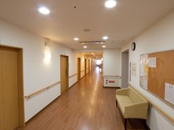 明るい廊下と休憩スペース