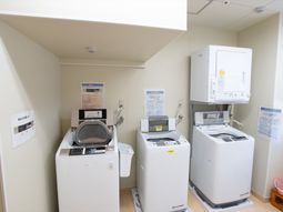 清潔な洗濯機が並ぶ空間