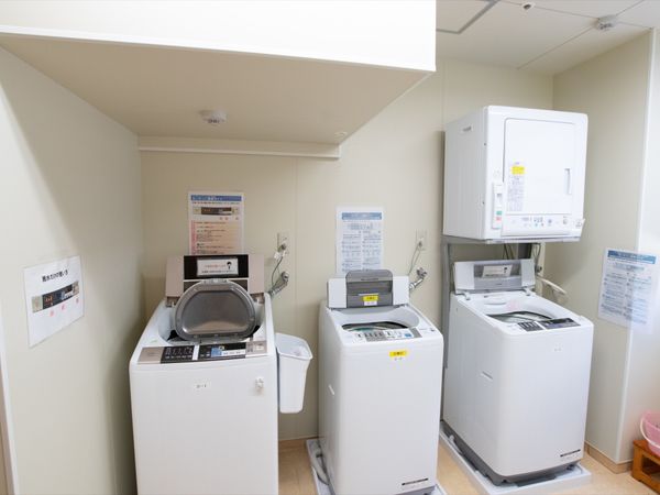 清潔な洗濯機が並ぶ空間