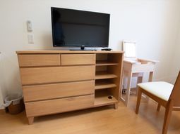 木製家具が並ぶ居室