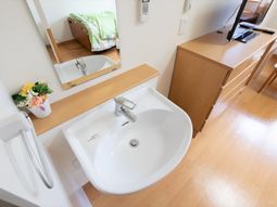 清潔な洗面台と居室