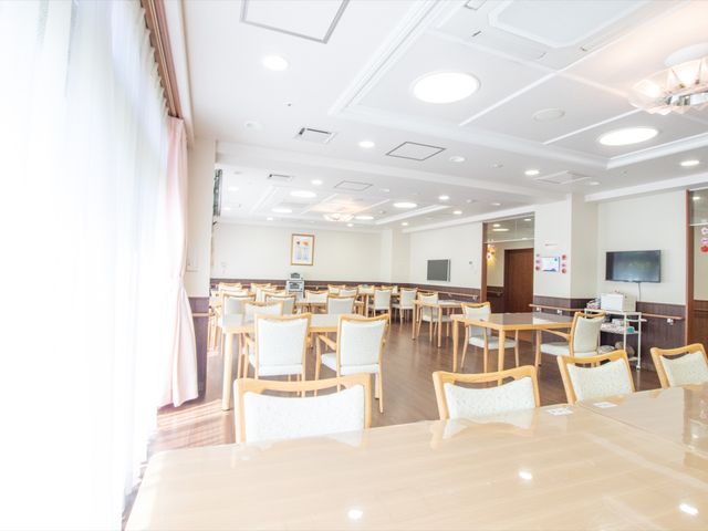 広々とした明るい食堂 食堂 清潔感のあふれる食堂は、快適な食事時間をサポートします。ゆったり配置されたテーブルと椅子が印象的です。