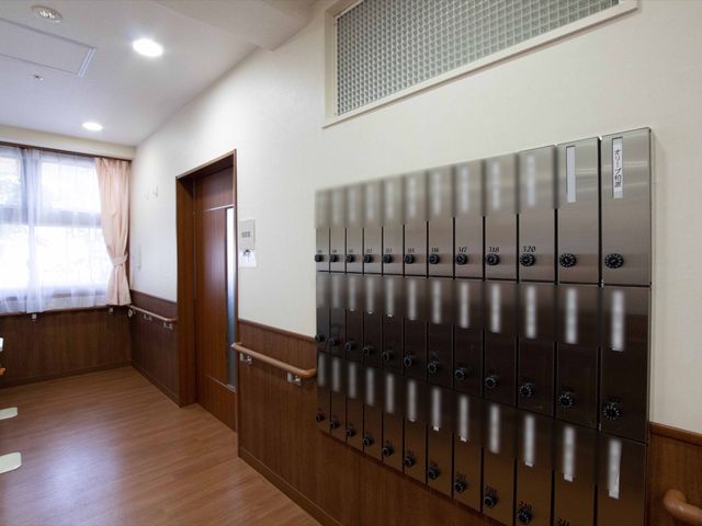 整理された郵便受け 集合ポスト ロビーには個別の郵便受けがあり、プライベートが保たれた日々の連絡も安心です。明るく清潔な空間が広がっています。