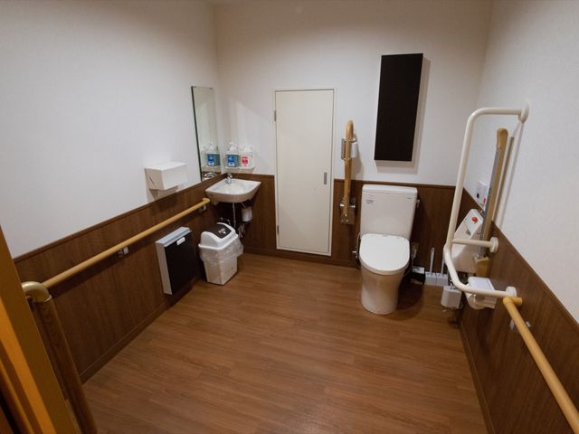 バリアフリー設計のトイレ 多目的トイレ 手すりが設置された広々としたトイレです。安心してご利用いただける環境が整っています。