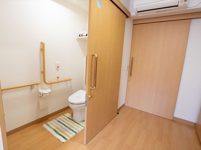 バリアフリートイレの様子 トイレ 広々とした清潔感のあるトイレは、手すりが設置されており、安全に配慮された設計です。
