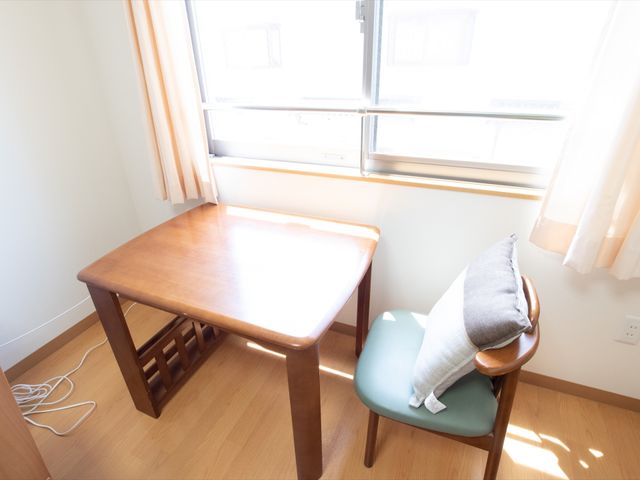 明るい個室の木製テーブル
