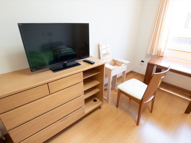 快適な居室の一角 居室 ゆったりとした居室には大型のテレビが備わり、明るい窓辺には勉強や読書に最適なデスクも設置されています。