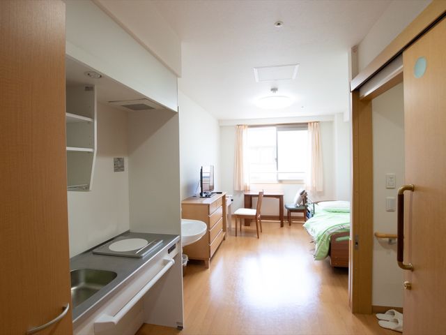 居室の明るい空間 居室 ゆったりとした居室には、必要な家具が整い、快適な個人の空間が保たれています。光が差し込む窓側のベッドで、穏やかな時間を過ごせそうです。