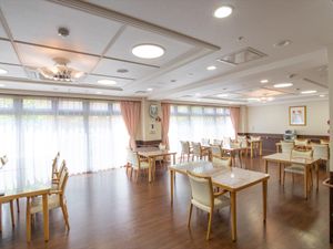 広々とした明るい食堂