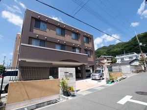 茶色の建物の外観